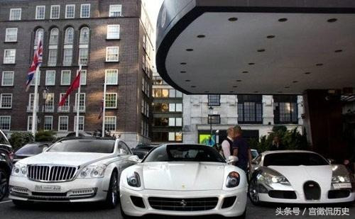 Xe sang, hàng hiệu là những vật dụng không thể thiếu của giới nhà giàu Trung Đông.