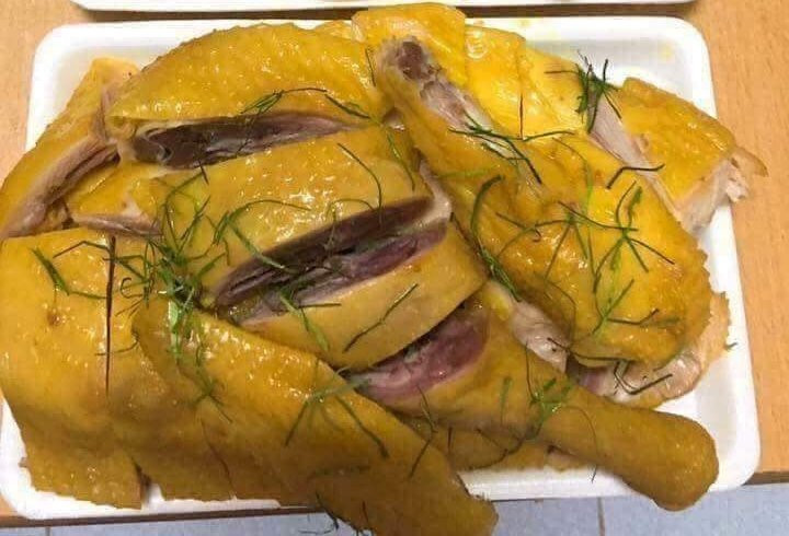 Món gà ủ muối hoa tiêu đang gây sốt trên thị trường.