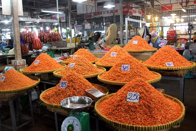 Giá tôm khô bán tại chợ này chỉ 190.000-455.000 đồng/kg, rẻ hơn thị trường 20-30%.