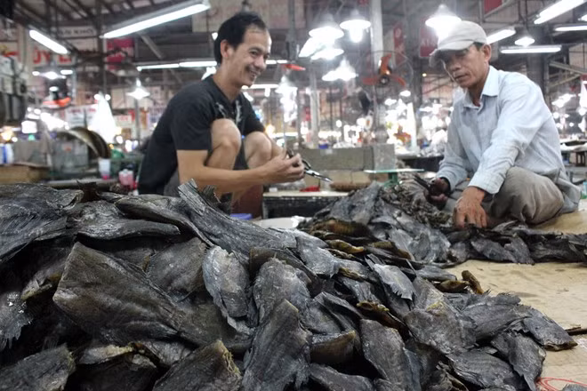 Trước khi bán cho khách, mắm cá khô được cắt đầu, vây, làm sạch. Hầu hết sản phẩm có xuất xứ từ miền Tây như Kiên Giang, Cà Mau...