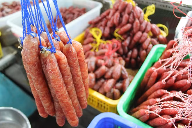 Lap xưởng có giá 55.000-185.000 đồng, rẻ hơn ngoài chợ lẻ khoảng 30.000-50.000 đồng/kg.