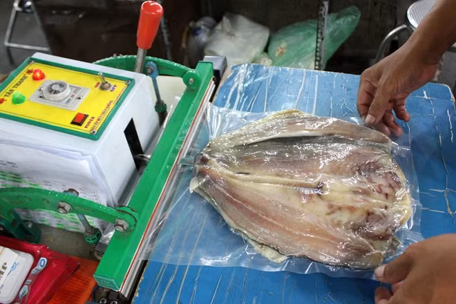 Nhiều gian hàng còn trang bị cả máy đóng gói hút chân không để đảm bảo an toàn vệ sinh thực phẩm khi hàng đến tay người tiêu dùng.