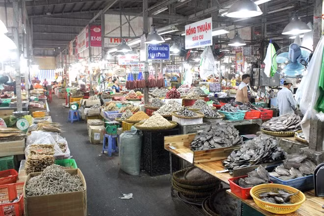 120 gian hàng trong nhà lồng K là nơi bán khô nước mặn, ngọt lớn nhất TP HCM. Trái ngược với khung giờ cố định của các chợ hải sản tươi thường vào ban đêm, các gian hàng ở chợ khô mở cửa từ 5h đến 18h.