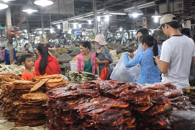 Khách đến chợ khá đông, nhất là vào các khung 11h đến 14h hàng ngày. Phần lớn các gian hàng ở đây là đại lý chuyên kinh doanh hải sản khô bán cả sỉ và lẻ với giá hải sản khô niêm yết rõ.
