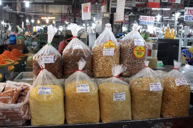 Khô bò, chà bông, mực tẩm... tại chợ này cũng được bán với giá khá rẻ so với các nơi khác, dao động 100.000-340.000 đồng/kg.