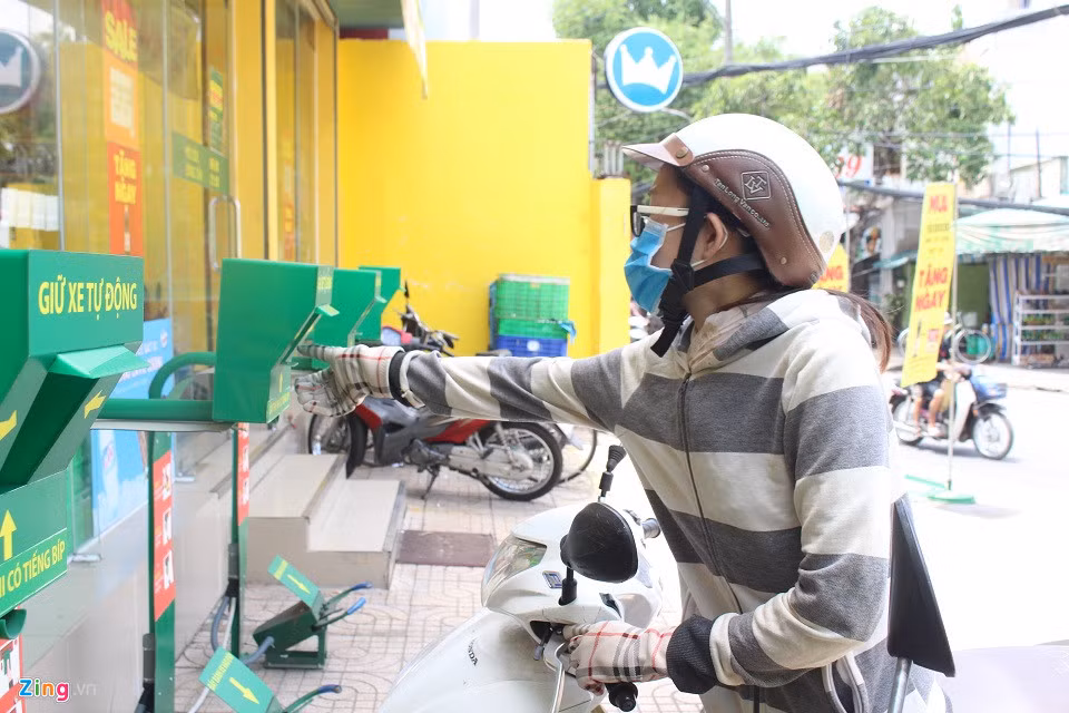 Chị Lê Thị Huyền Trang (quận Tân Phú) thường mua hàng ở đây và đã quen sử dụng hệ thống giữ xe tự động này. Vừa cho xe vào đúng vị trí đỗ, chị Trang nhanh chóng lấy thẻ và đi vào bên trong. "Hệ thống này thông minh và nhanh lắm. Tự giữ xe xong là tôi có thể an tâm mua hàng mà không sợ bị trộm. Trong khi đó, bình thường còn phải chờ nhân viên dắt xe và ghi thẻ. Cửa hàng tiện lợi mà nhanh chóng và an toàn thì khách hàng mới thích", chị Trang nói.