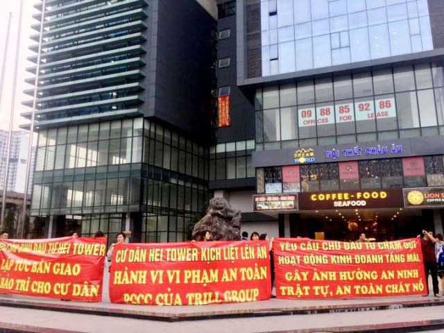Cư dân căng băng rôn phản đối việc cho thuê, kinh doanh của quán cafe tại tầng mái chung cư Hei Tower.