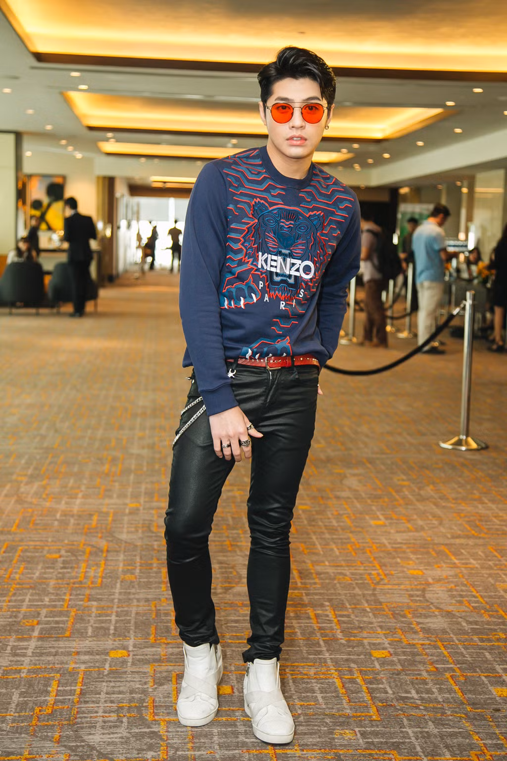 Ca sĩ Noo Phước Thịnh cũng có mặt tại sự kiện với set đồ năng động. Anh là một trong những khách mời đến sớm nhất.