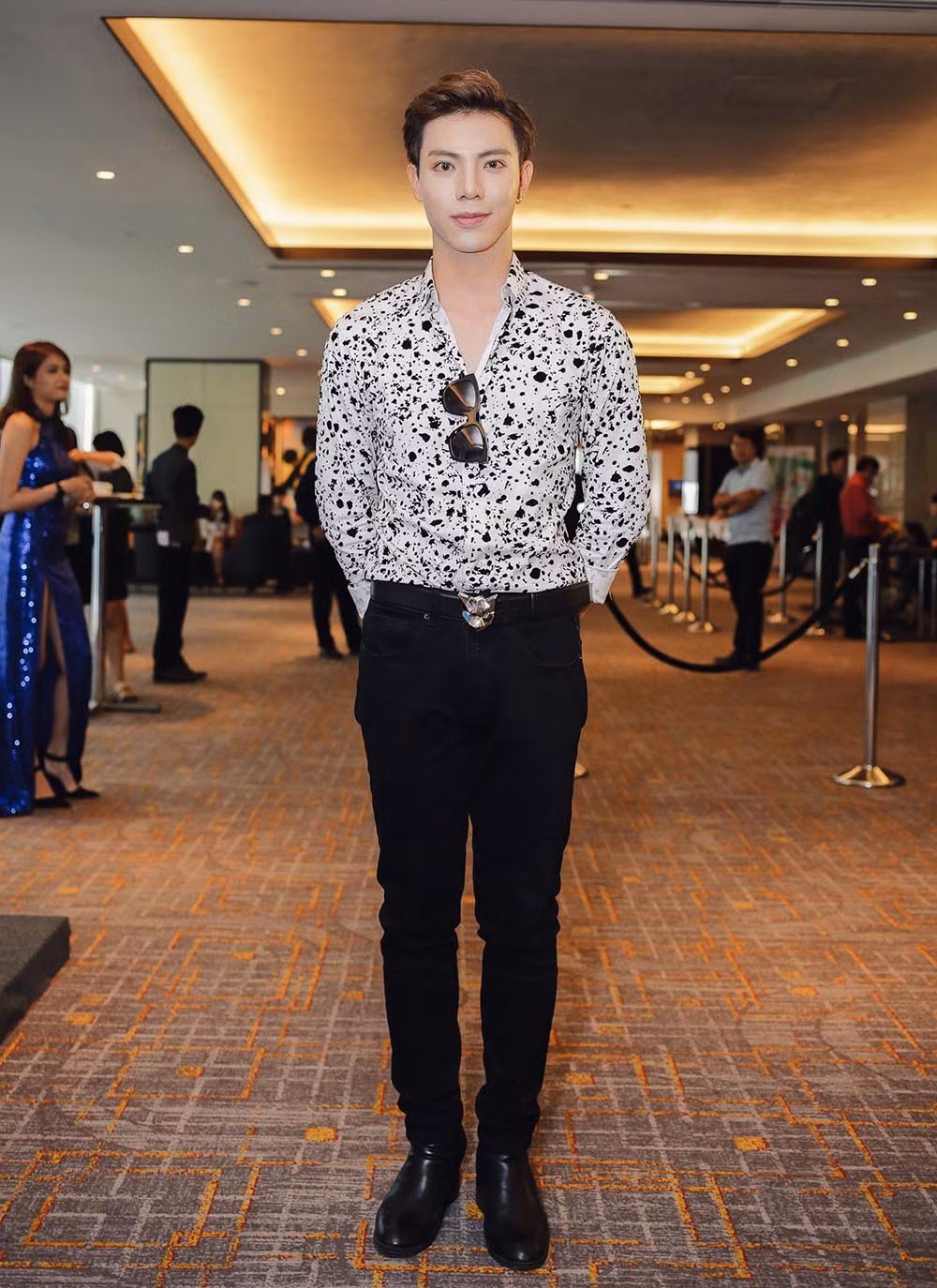 Sau thời gian ồn ào với công ty quản lý cũ, Erik đang tập trung phát triển sự nghiệp solo. Nam ca sĩ 19 tuổi có sự quay trở lại ngoạn mục trong sản phẩm hợp tác với Min - Ghen và Chưa bao giờ mẹ kể.