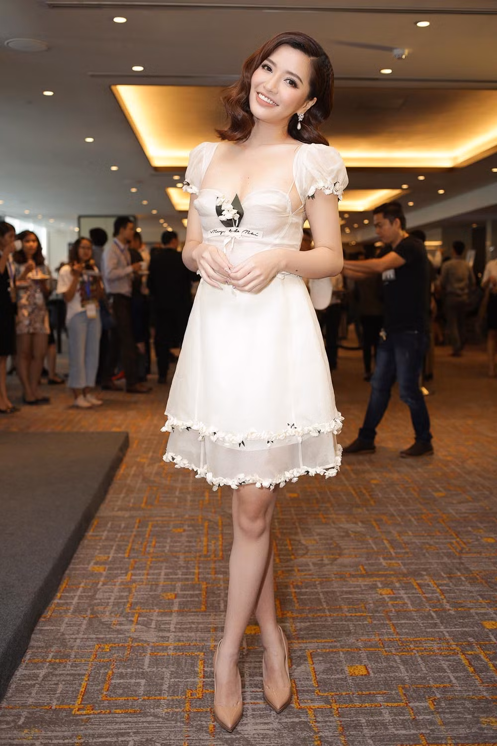 Trong khi đó, chủ nhân hit Bao giờ lấy chồng - nữ ca sĩ Bích Phương lại trẻ trung và nữ tính hơn trong bộ váy trắng tay phồng.