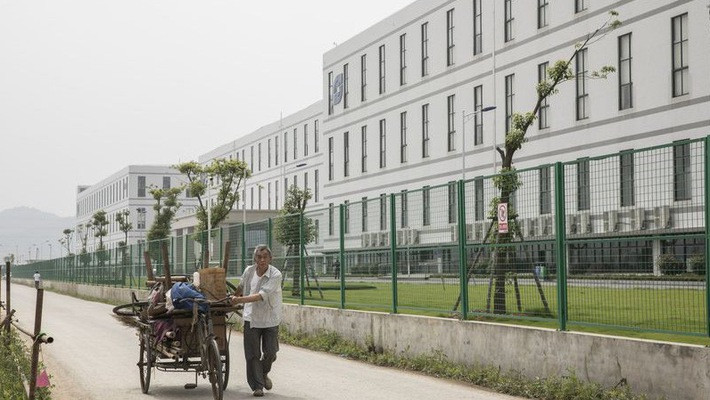 Bên ngoài một nhà máy của Sunny Optical. Ảnh: Bloomberg.