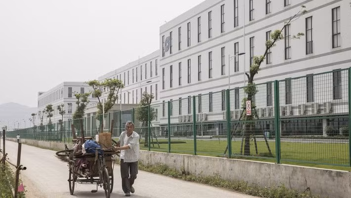 Bên ngoài một nhà máy của Sunny Optical. Ảnh: Bloomberg.