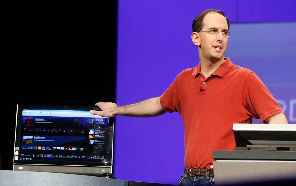 Vi sao giam doc Microsoft chi mac ao do suot thap ky qua?-Hinh-2