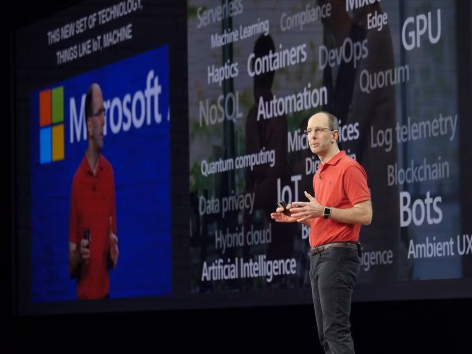 Vi sao giam doc Microsoft chi mac ao do suot thap ky qua?