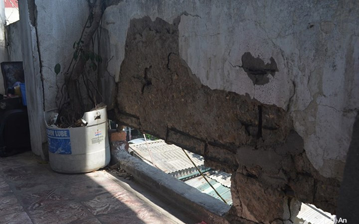 Các bức tường chắn dọc hành lang thì bong tróc, lòi sắt gỉ sét. Ảnh: Báo Nghệ An.