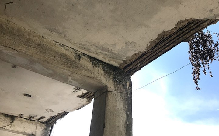 Hơn 200 căn hộ ở đây thì căn nào cũng bị loang lở trên trần nhà, tường và các cột xung quanh. Ảnh: Dân Việt.