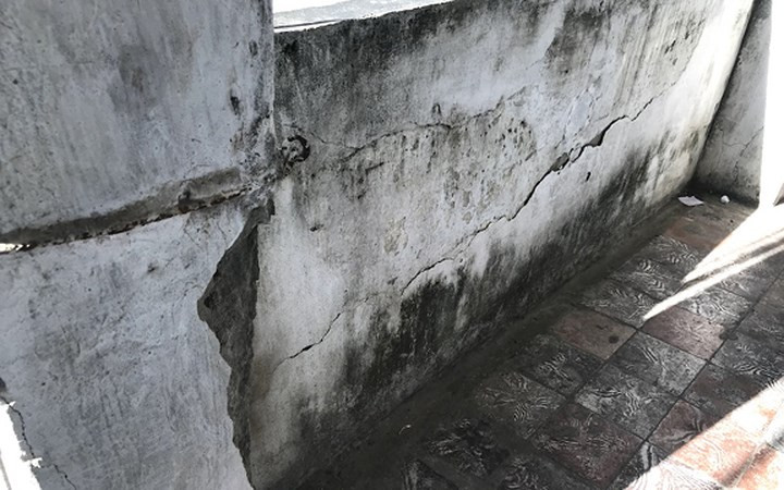 Các cột và lan can các tầng đều nứt nẻ, có thể đổ sập xuống bất cứ lúc nào. Ảnh: Dân Việt.