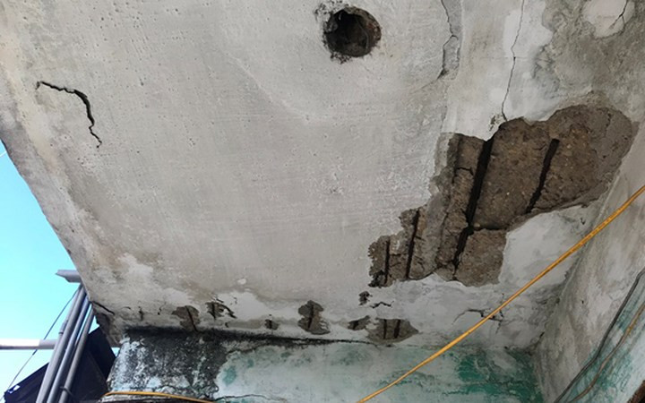 Trần các dãy nhà nứt toác, loang lở. Ảnh: Dân Việt.