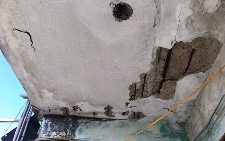 Trần các dãy nhà nứt toác, loang lở. Ảnh: Dân Việt.