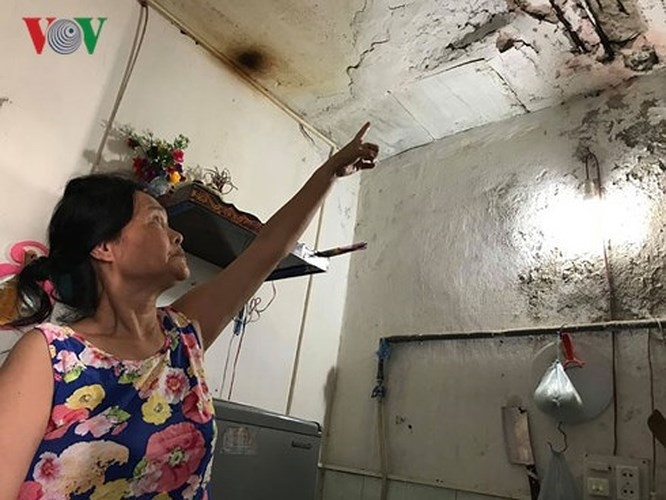 Một phần trần bị rơi xuống ngay tại vị trí nấu ăn, chủ hộ phải gia cố tạm thời.