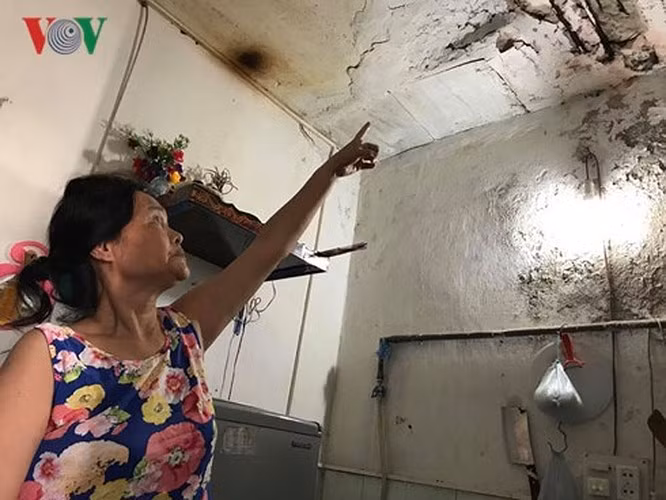 Một phần trần bị rơi xuống ngay tại vị trí nấu ăn, chủ hộ phải gia cố tạm thời.