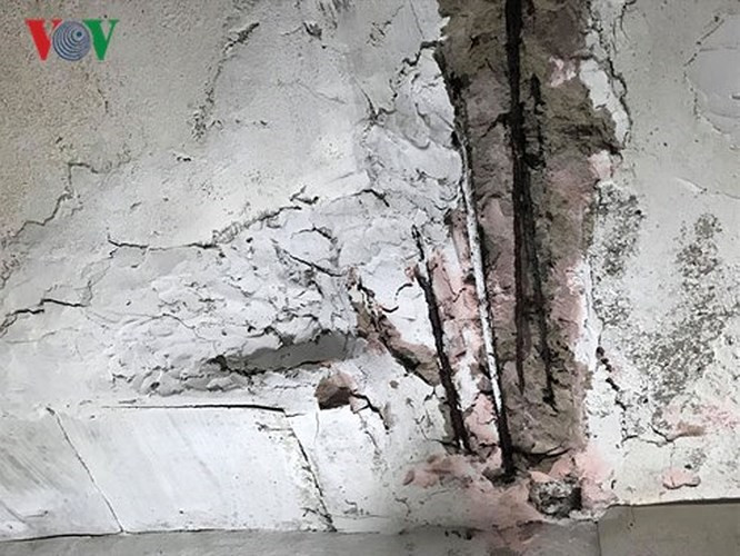 Nhiều vị trí toàn nhà bị hư hỏng, bong tróc trơ cả phần cốt thép phía trong.