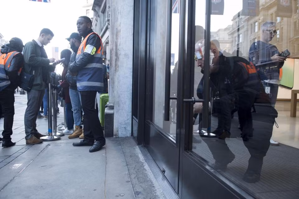 Tai sao luong nguoi xep hang mua iPhone 8/ 8 Plus giam dot ngot?-Hinh-2