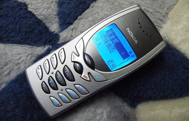 Nokia 8250 có hệ thống nút điều khiển dạng bướm thú vị.