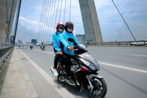 Áo bảo hiểm xe máy như một áo khoác chống nắng.