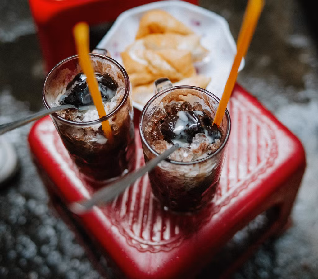 Với người ăn ngọt dì Tám thêm vào một chút sữa đặc, như vậy là một ly ca cao đá đã hoàn thành.