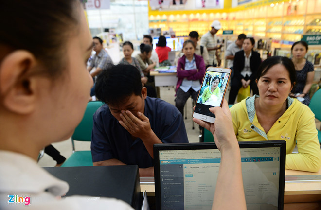 Thuê bao thiếu thông tin có thể bị khóa một chiều sau ngày 2/6 . Ảnh: Lê Quân.