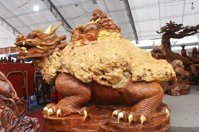 Bức tượng rùa dát vàng được làm từ gỗ nu quý hiếm, giá 600 triệu của đại gia Thái Bình.