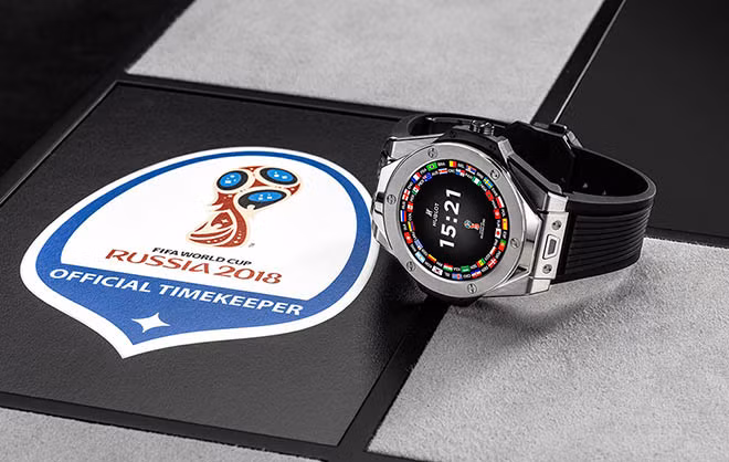 Huy hiệu FIFA World Cup 2018 và Hublot được in trên smartwatch này.