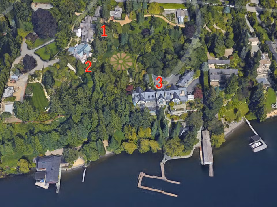 Năm 1998, Bezos đã mua cơ ngơi này với giá 10 triệu USD và chi 28 triệu để cải tạo lại vào năm 2010. Ông cũng mua thêm căn nhà hơn 2.000 m2 bên cạnh.