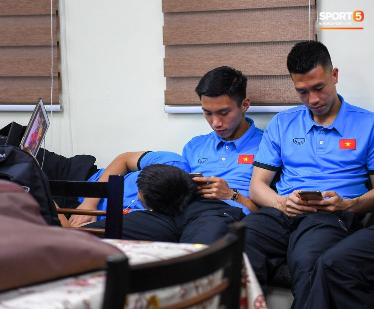 Bên cạnh iPhone X, Duy Mạnh có một chiếc iPad để giải trí. Ảnh: Sport5.