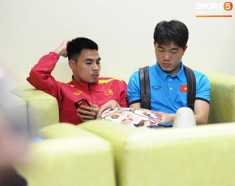 Đức Huy dùng iPhone X với một chiếc ốp lưng khá lạ mắt. Kiểu ốp lưng “ăn theo” sức nóng của đội tuyển Việt Nam này rất hot mỗi khi đội tuyển của chúng ta thi đấu. Ảnh: Sport5.