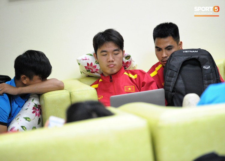 Anh còn có cả một chiếc MacBook Air của Apple. Ảnh: Sport5.