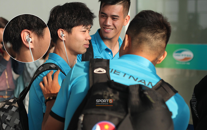 Ngay cả khi anh dùng chiếc tai nghe khác thì nó cũng đến từ Apple. Đây là tai nghe thương hiệu Beats, thuộc sở hữu của “táo khuyết”. Ảnh: Sport5.