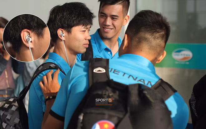 Ngay cả khi anh dùng chiếc tai nghe khác thì nó cũng đến từ Apple. Đây là tai nghe thương hiệu Beats, thuộc sở hữu của “táo khuyết”. Ảnh: Sport5.