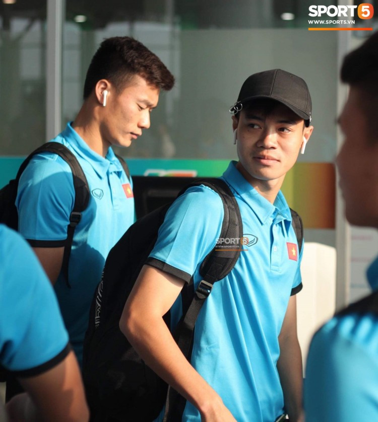 Trong khi đó, các cầu thủ khác của đội tuyển Việt Nam thì rất thích tai nghe AirPods. Văn Toàn là một trong số đó. Ảnh: Sport5.