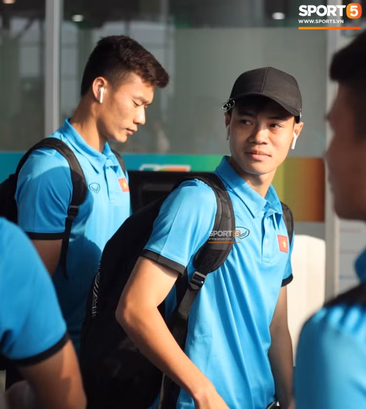 Trong khi đó, các cầu thủ khác của đội tuyển Việt Nam thì rất thích tai nghe AirPods. Văn Toàn là một trong số đó. Ảnh: Sport5.