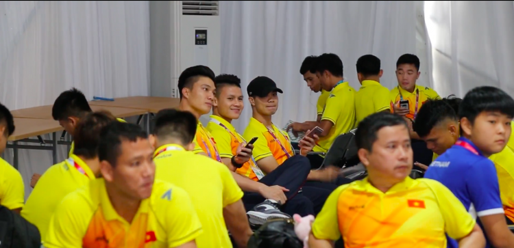 Tuy nhiên, anh dường như lại thích sử dụng chiếc iPhone 6 hơn. Đây là chiếc điện thoại Công Phượng đã mua vài năm trở lại đây. Một trong những lý do Công Phượng thích chiếc smartphone này được cho là bởi nó vẫn có jack cắm tai nghe 3,5 mm. Apple khai tử cổng kết nối này trên điện thoại của mình từ iPhone 7.