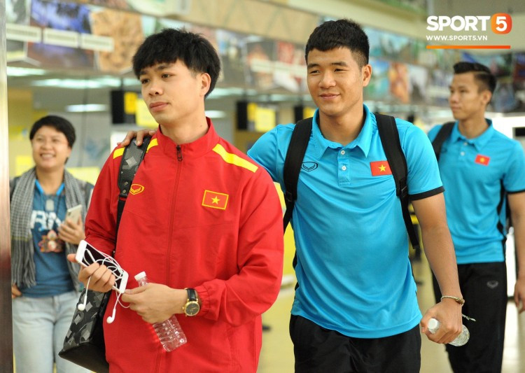 Công Phượng thường xuyên dùng tai nghe EarPods truyền thống của Apple. Ảnh: Sport5.