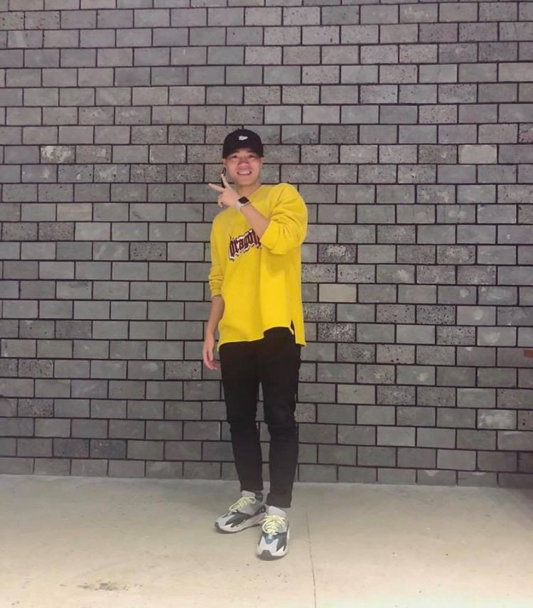 … và bên cạnh đó cũng sở hữu đồng hồ thông minh Apple Watch. Không phải ngẫu nhiên mà người ta nói Văn Toàn là fan cứng của Apple.