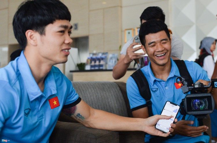 Các cầu thủ đội tuyển Việt Nam dường như có chung một niềm đam mê bất tận với các sản phẩm của Apple. Theo đó, hiếm khi nào thấy các cầu thủ áo đỏ sử dụng một thiết bị công nghệ đến từ các thương hiệu công nghệ khác. Công Phượng được cho là có tới hai chiếc điện thoại của Apple. Thỉnh thoảng chàng tiền đạo “đào hoa” này lại xuất hiện cùng một chiếc iPhone X trên tay. Ảnh: Zing.