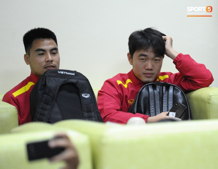 Xuân Trường đang dùng một chiếc iPhone X. Ảnh: Sport5.