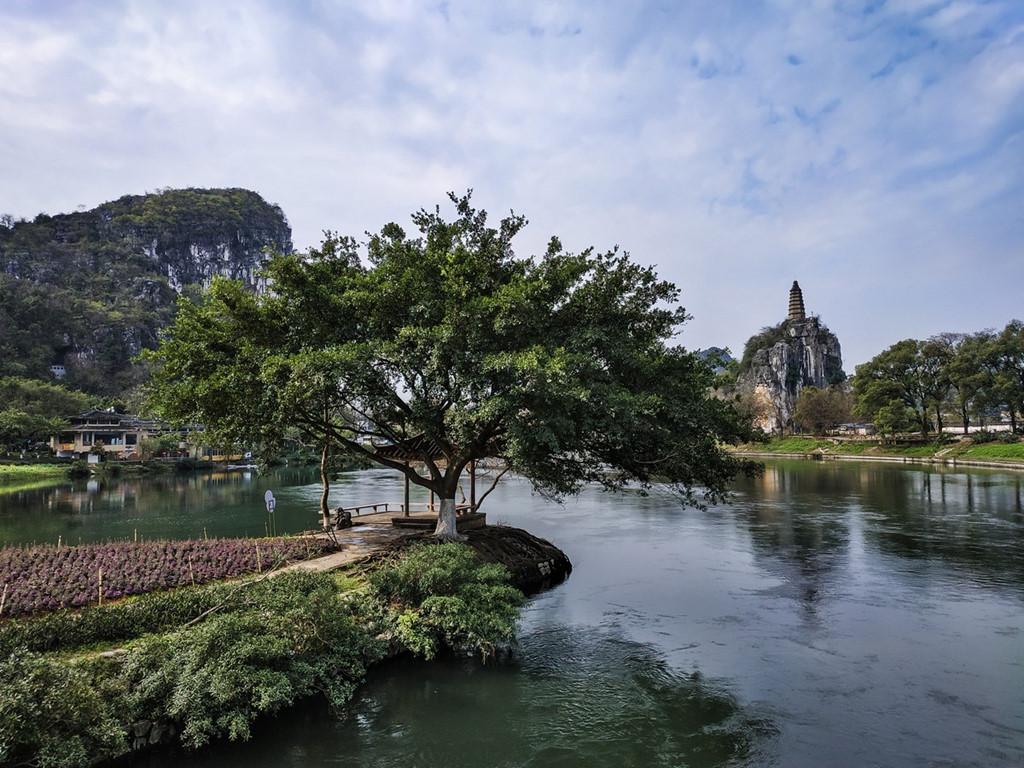 Góc khá rộng, màu sắc chân thực.
