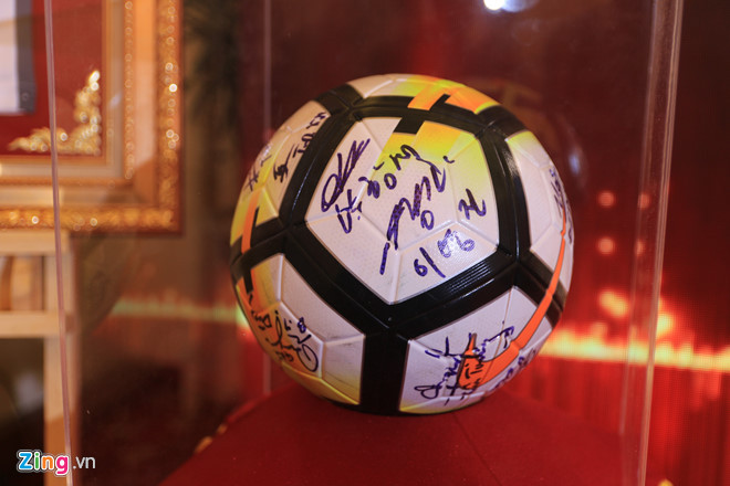 Quả bóng mà U23 Việt Nam tặng Thủ tướng Nguyễn Xuân Phúc. Ảnh: Hiếu Công.