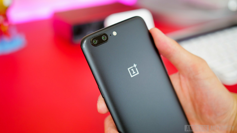 3. OnePlus (90 ngày) - OnePlus tung ra Android 8.0 cho OnePlus 3 và 3T trong tháng 11 và Android 8.1 cho OnePlus 5, OnePlus 5T vào cuối tháng 3. Giống như HMD Global, OnePlus có một danh mục điện thoại hẹp hơn các hãng khác cùng giao diện tương đối giống với Android thuần nên việc tùy biến không tốn nhiều thời gian.