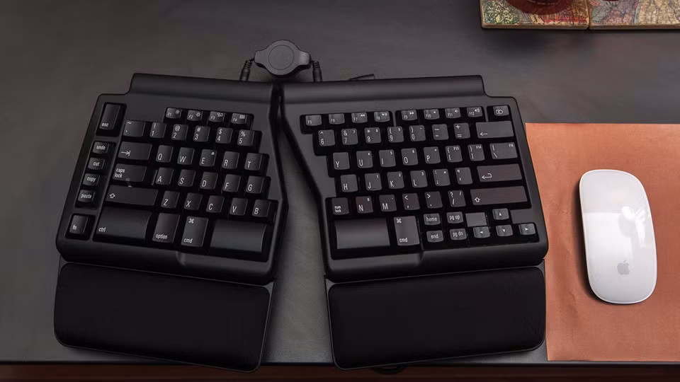 The Matias Ergo Pro: Có thiết kế gần giống Model 01, Matias cũng sở hữu bàn phím được chia đôi và liên kết với nhau bằng dây cáp. Matias sở hữu bộ switch riêng nên cho chất lượng tốt hơn các loại switch phổ thông nhưng ít ồn hơn Cherry Blue. Về tổng thể, Matias Ergo Pro có thể đem lại sự thoải mái và tiện nghi tối ưu cho người dùng.